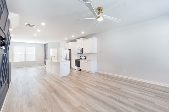 Building Photo - Newly Constructed 3bd/3.5ba w/ Gym, Min From Airport and Downtown Hapeville!