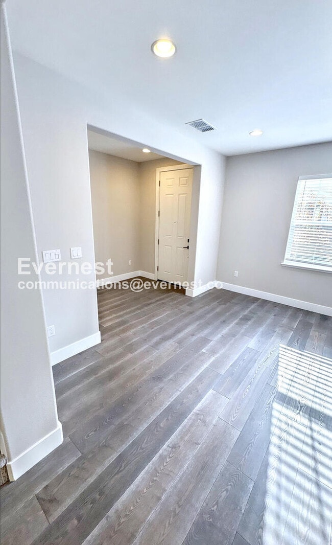 Building Photo - 404 Longden Ave