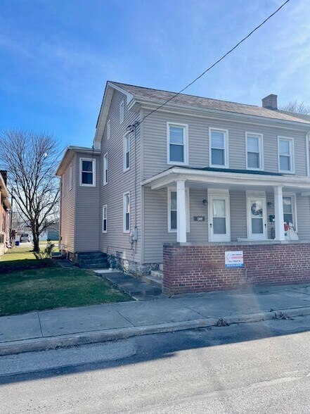 Building Photo - 406 Main St