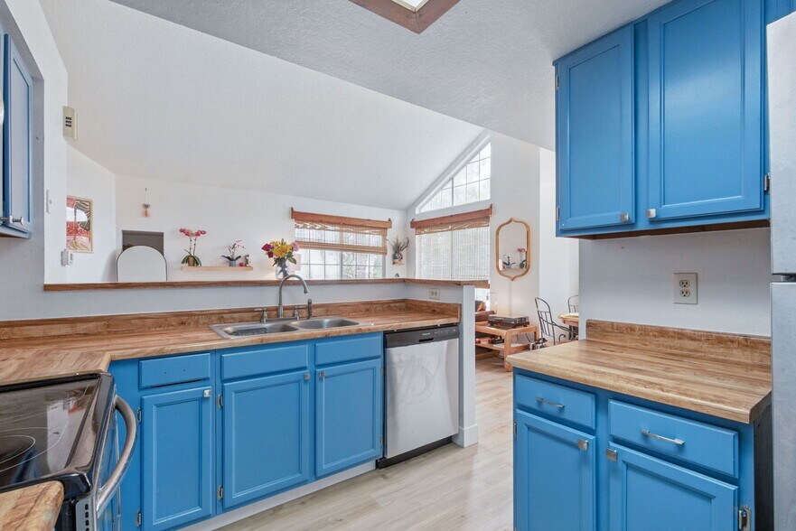 Building Photo - 6076 Gunbarrel Ave