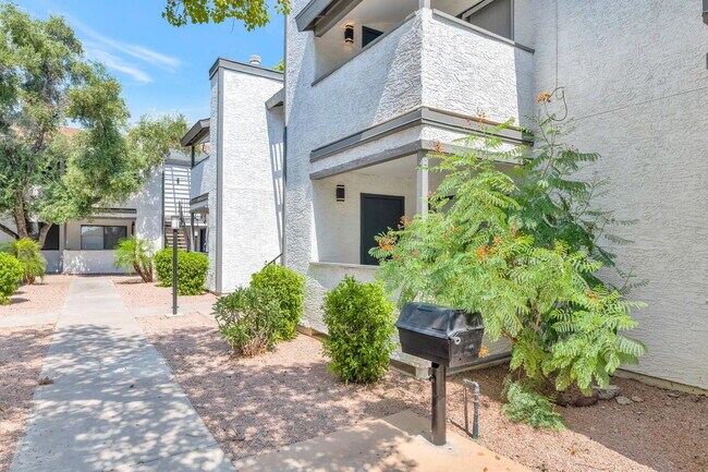 Building Photo - Ground-Floor 1-Bed Condo with Access to Co...