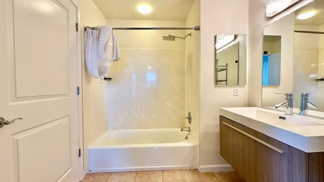 Building Photo - Stylish and Chic 2 Condo nestled in the Heart of Downtown!