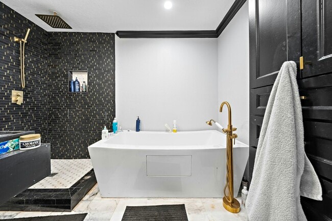 Building Photo - 609 Sealy Ave