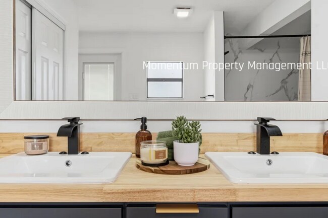 Building Photo - Gorgeous 4 Bedroom in Dunedin! Full Upgraded w/ a Pool!! Don't Miss Out!!