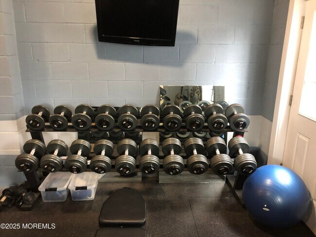 Building Photo - 304 Arnold Ave