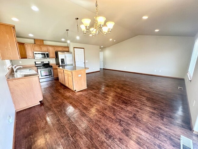 Building Photo - Spacious 3 Bedroom 2 Bathroom Home Now Available