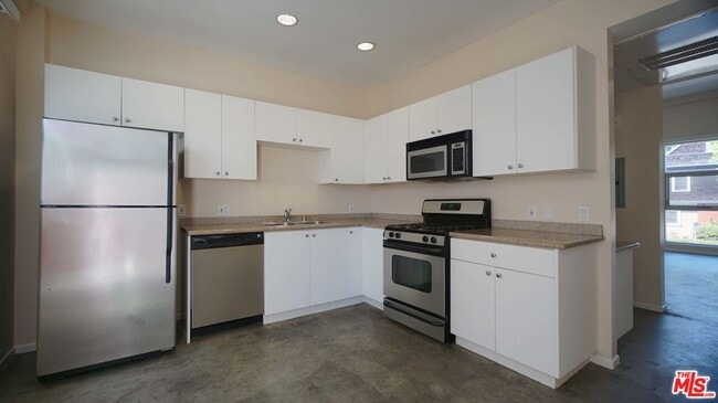 Building Photo - 922 W 23rd St