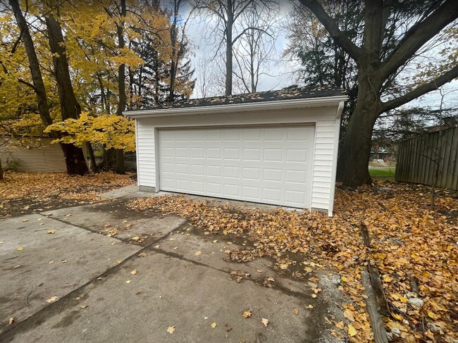 Building Photo - 3235-3257 Oak Rd