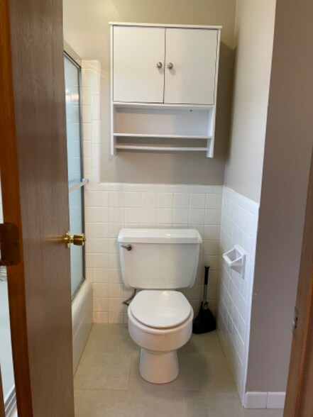 Building Photo - 3727 NE Colonial Dr