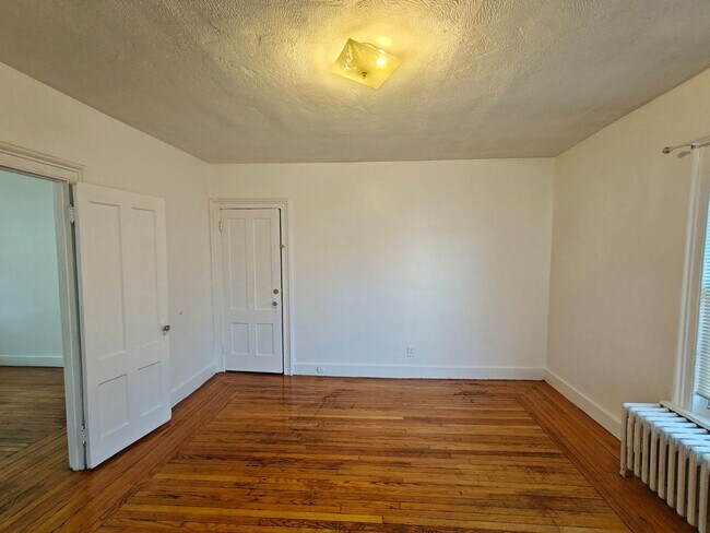 Building Photo - JUST IN TIME FOR THIS COLD WEATHER!!! HEAT INC IN RENT 1-2 BDRM 2ND FL APT W/ OFF ST PARKING