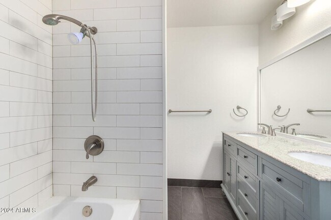Building Photo - Beautiful townhome in Scottsdale!
