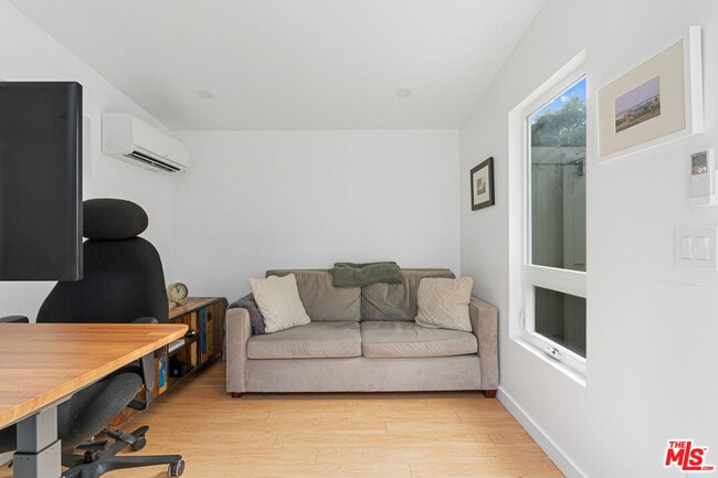 Building Photo - 942 Superba Ave