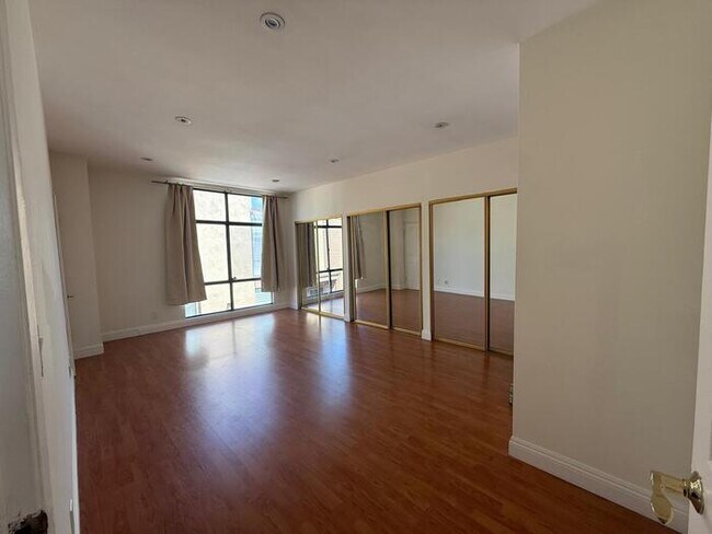 Building Photo - Sherman Oaks Townhome