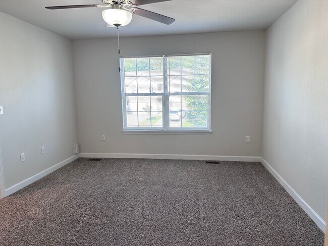 Building Photo - 1406 NE Mary Ct