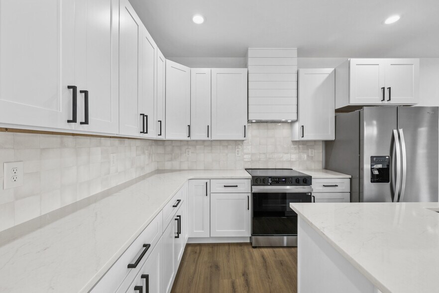 Building Photo - 214 E Morelia Ave