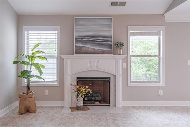 Building Photo - 5660 Crest Hill Dr NE