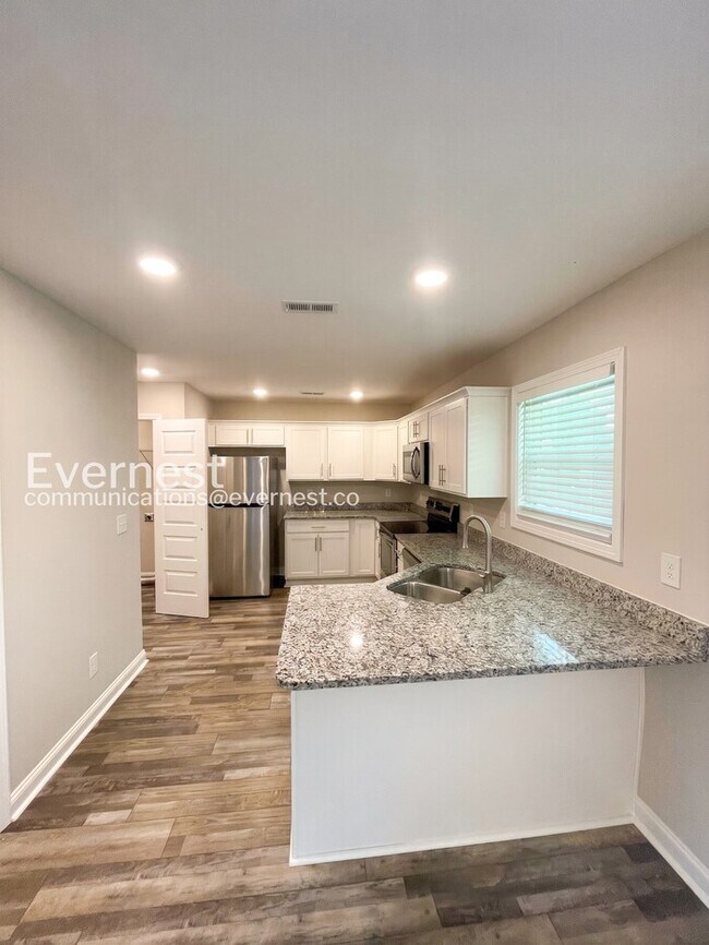 Building Photo - Limited Time Special Offer / 3 Bed/2.5 Bath Home with Garage / Pet-Friendly / Vouchers Accepted /...