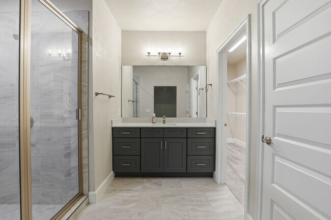 Building Photo - Villas of West 3Bed/2Bath End Unit