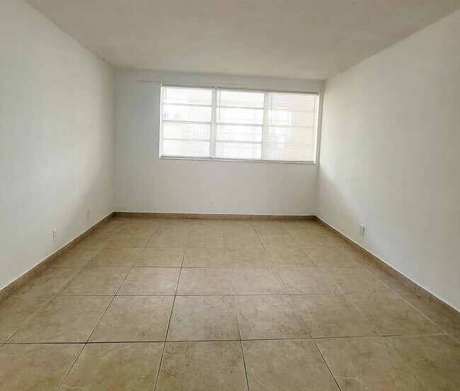 Building Photo - 1333 E Hallandale Beach Blvd