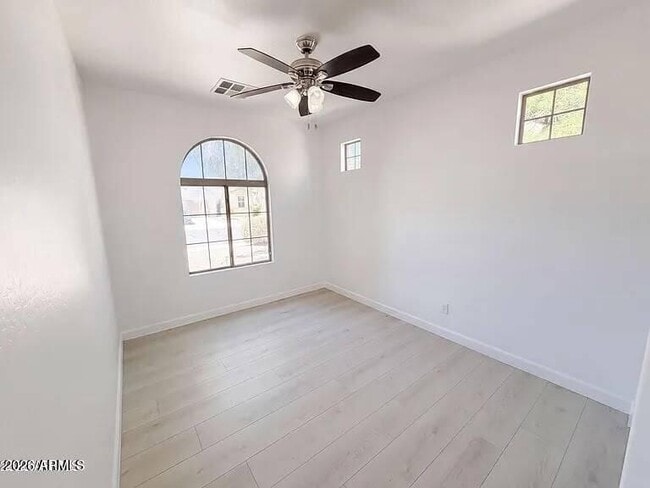 Building Photo - 934 E Overlin Dr