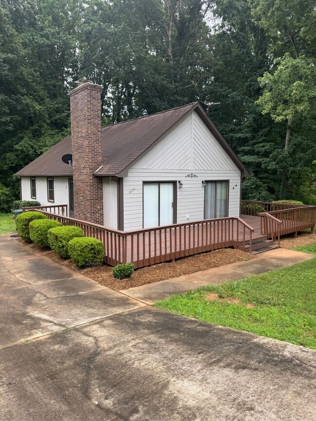 Building Photo - Bright & Charming 3BR Ranch Home in Newton – Vaulted Ceilings & Large Deck