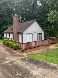 Building Photo - Bright & Charming 3BR Ranch Home in Newton – Vaulted Ceilings & Large Deck