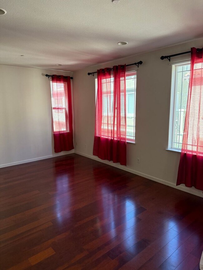 Building Photo - $4,600 / Beautiful 3BR + Bonus Room / 2.5BA Single-Family Home in Warm Springs, Fremont
