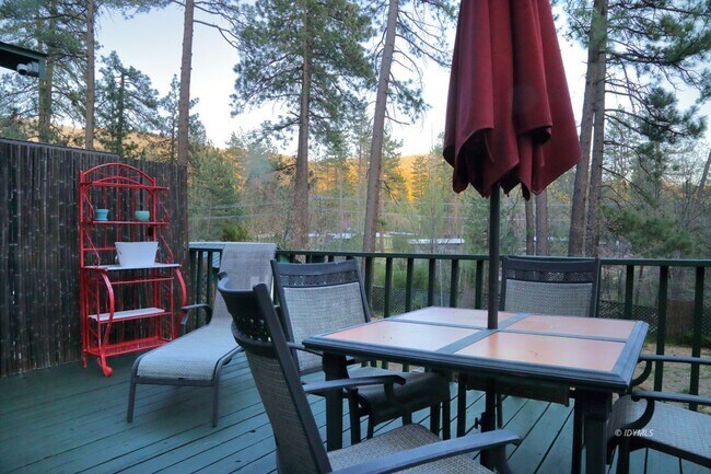 Building Photo - One Level House one mile from town close to hiking trails