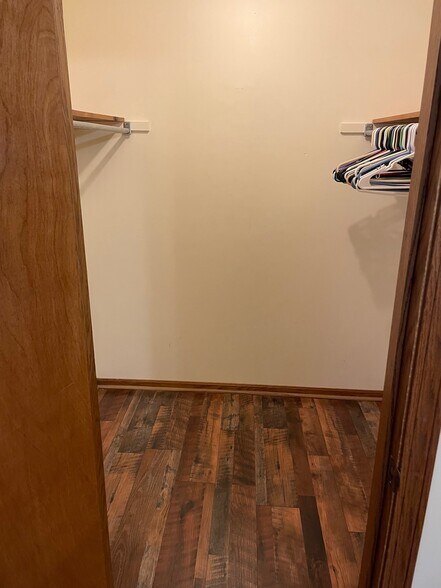 Back Bdrm Walk-In Closet - 5459 Hebbardsville Rd