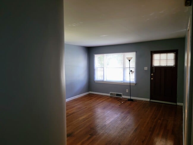 Living room - 1713 West 58th Avenue
