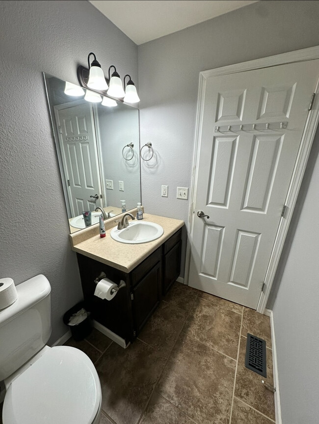 Building Photo - 420 Evergreen Dr