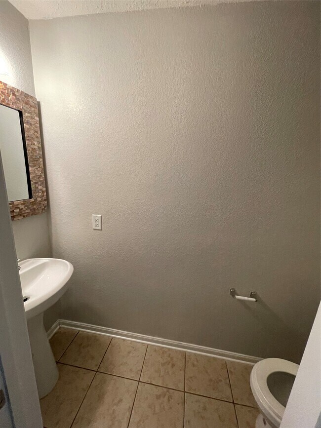 Building Photo - 15827 Copper Oak Ln