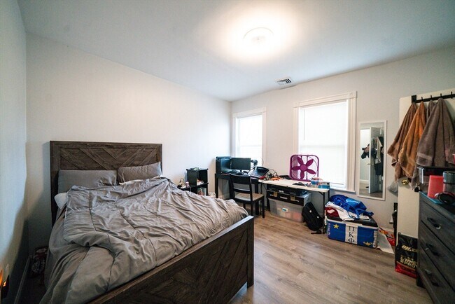 Building Photo - 137 Centre St