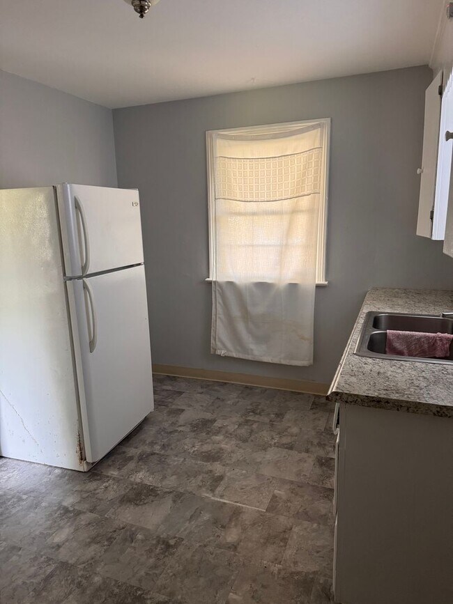 Building Photo - 2 Bedroom Home For Rent