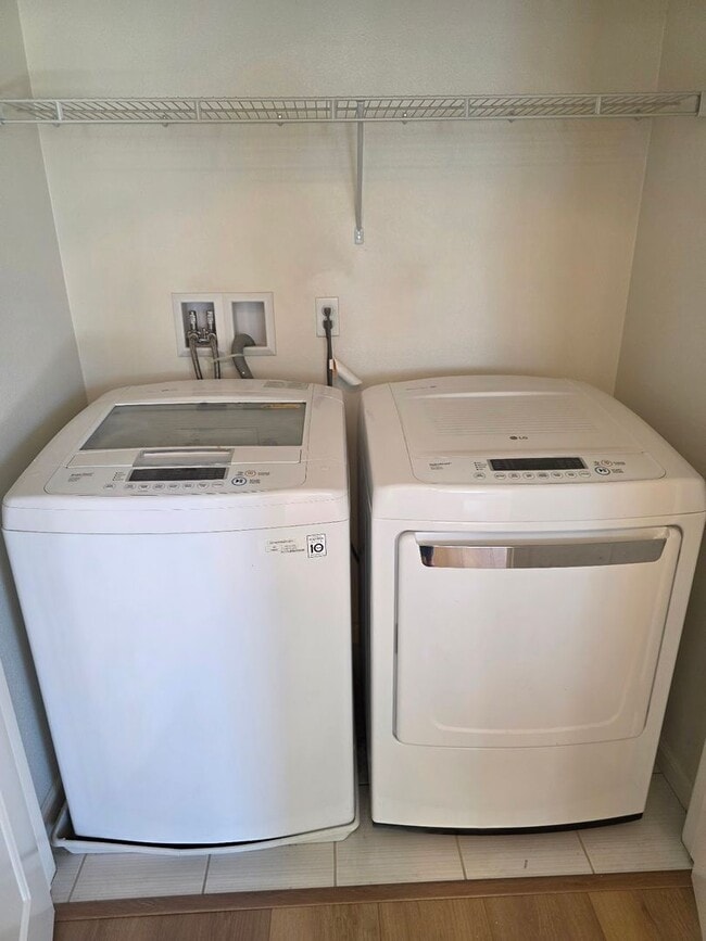 Building Photo - Gorgeous 3 Bedroom Townhome in Paseo del Sol with new flooring and paint!