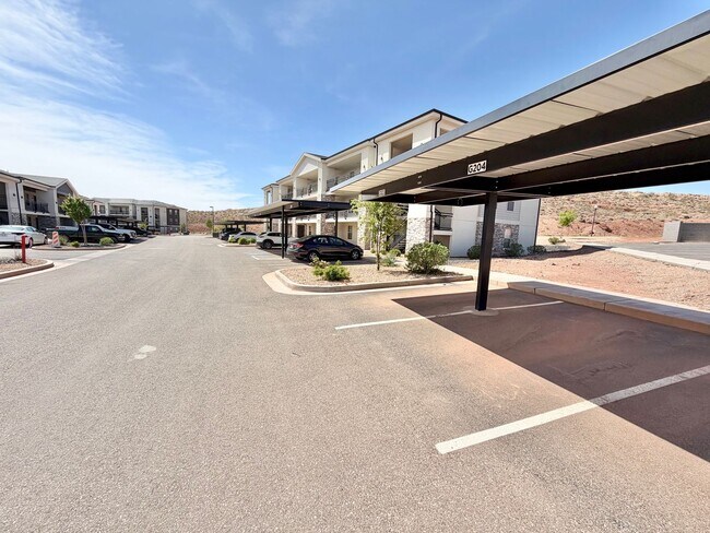 Building Photo - 2 Bed Lone Rock Condo!