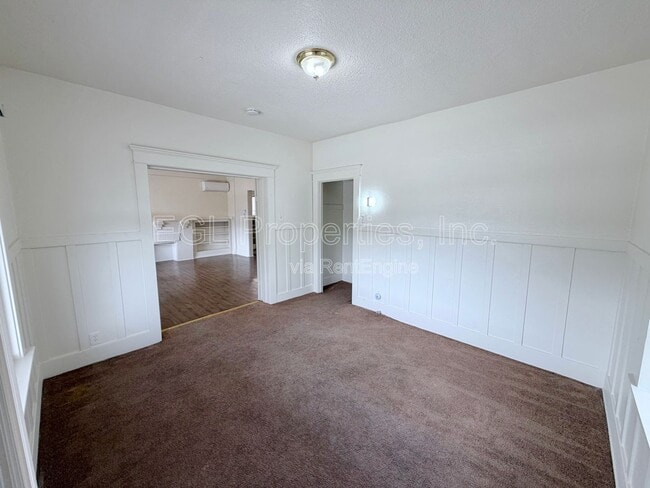 Building Photo - 860 W 56th St