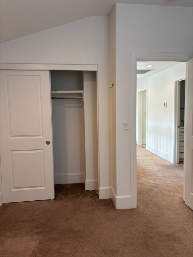 Building Photo - Pet Friendly 4 bed 3.5 bath home *AVAILABL...