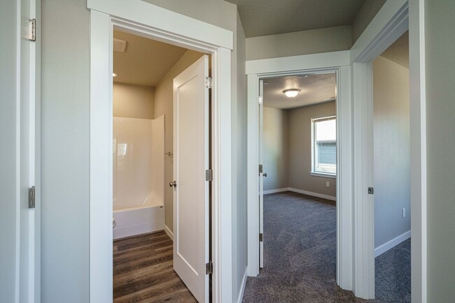 Building Photo - Move In Ready 3 Bedroom 2.5 Bathroom - Convenient Camas Location