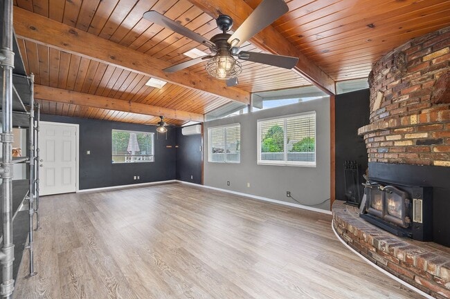Building Photo - Adorable 3 Bedroom 2 Bathroom Single Story Family Home