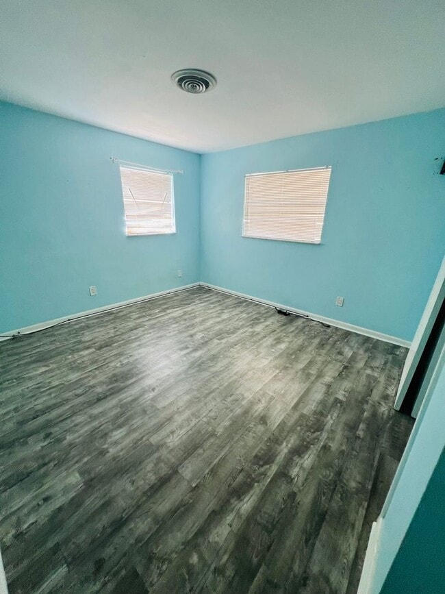Building Photo - 3/1.5 Duplex in Fisherman's Haven