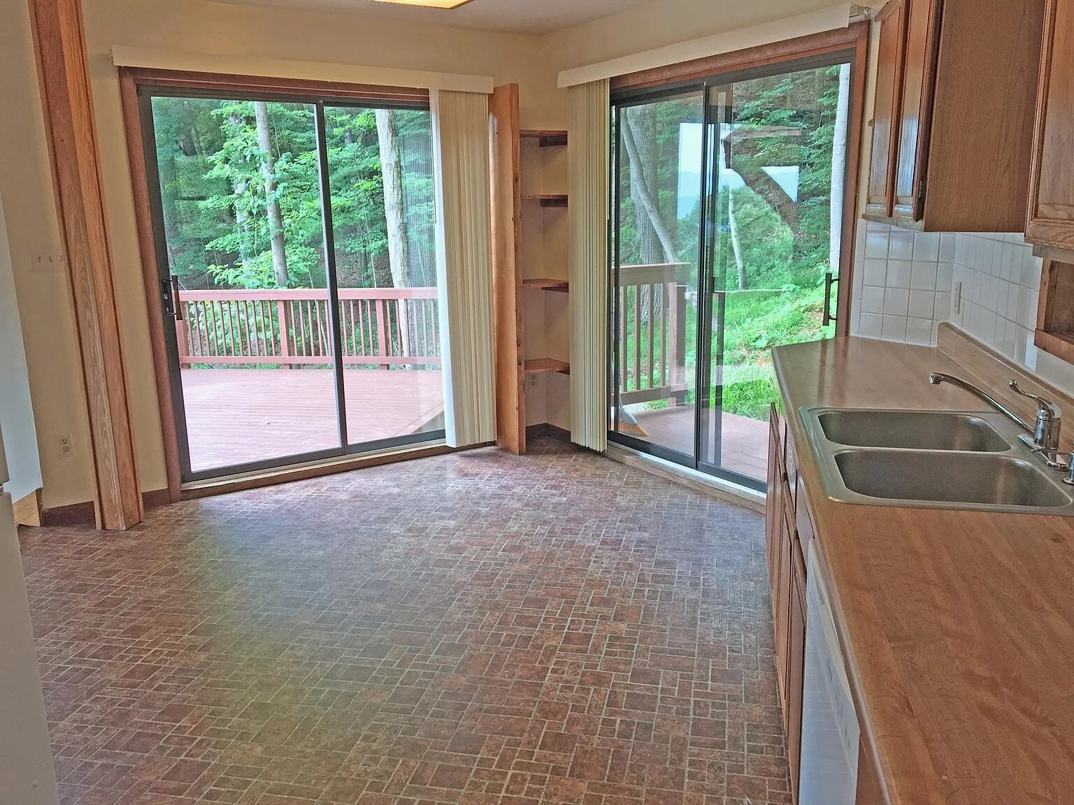 Dining area from kitchen - 983 Brattle Ln
