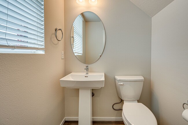 Building Photo - Beautiful Three Bedroom in Taverner Ridge!