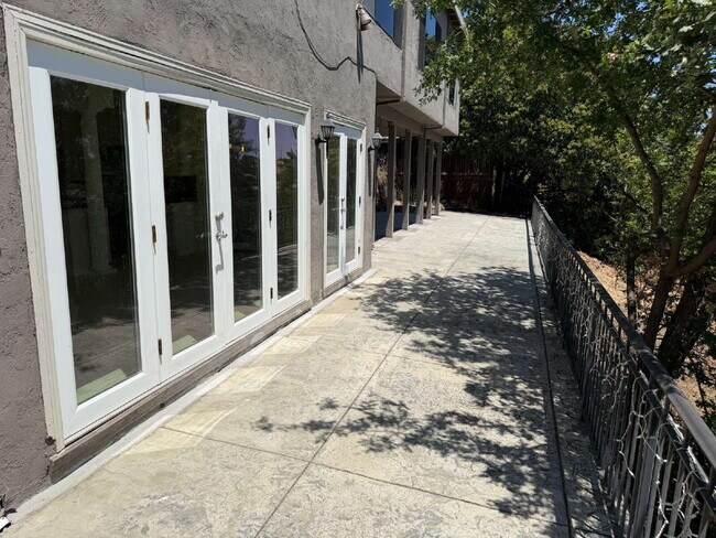 Building Photo - "Charming 2-Bedroom Retreat with Granite Accents & Gleaming Hardwood Floors in Lafayette!"
