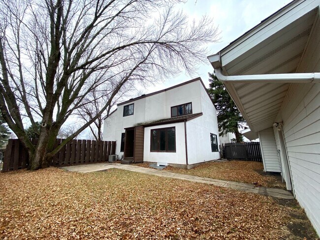 Building Photo - 4 Bedroom Townhome by Moorhead High School!