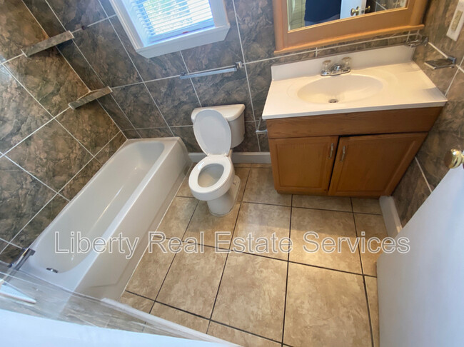 Building Photo - 137 Deerwood Ct