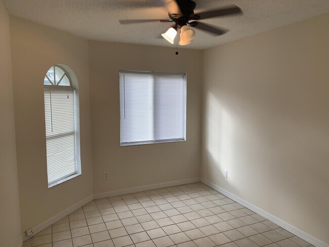Building Photo - 25 Plainview Dr