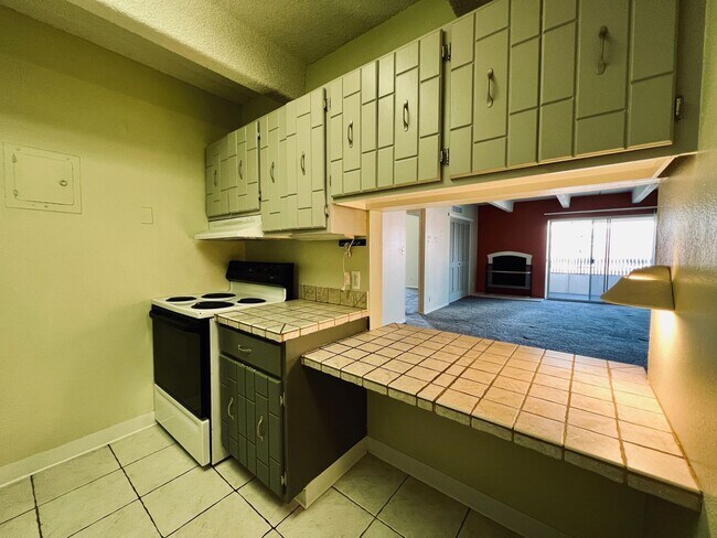 Building Photo - CHARMING 2 BED APT IN THE HEART OF CONGRES...