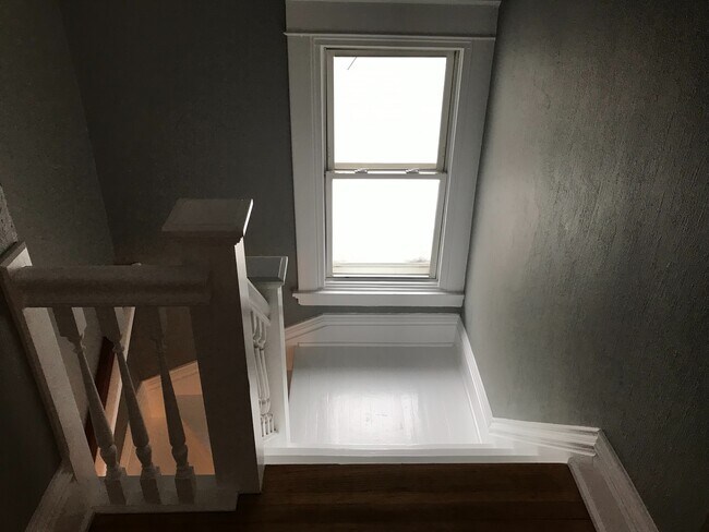 Building Photo - Recently remodeled 4 bedroom house in St P...
