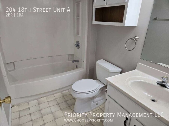 Building Photo - 204 18th St